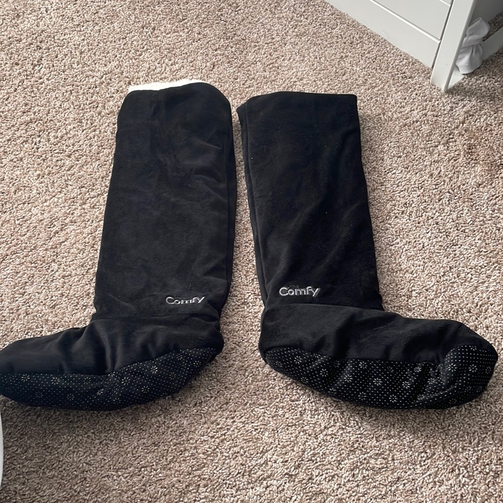 The Comfy slippers, no size, never worn, set of 2